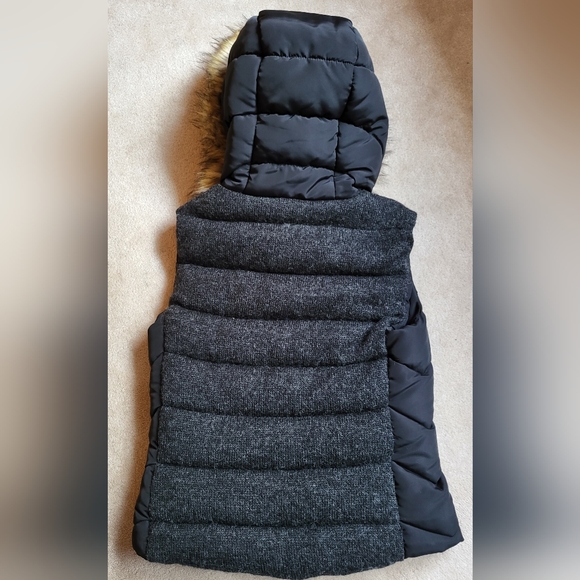 ZARA Vest with Faux Fur Trimmed Hood Medium - Picture 8 of 13
